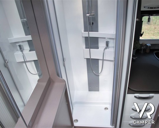 Burstner Lyseo TD 680 Privilège: camper nuovo semintegrale con letto basculante e garage per biciclette. Pacchetto Lyseo TD. Su Fiat Ducato 140 CV.