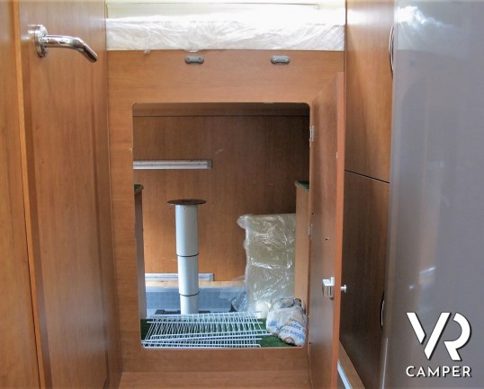 Arca 720 GLM - camper usato mansardato con letto matrimoniale posteriore, letto matrimoniale in mansarda e dinette a L convertibile in letto. Con garage.
