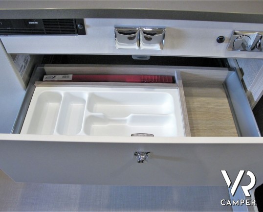 Burstner Campeo C 600: camper furgonato nuovo colore bianco, con letto sul tetto, accessoriato con pacchetto Campeo + Active. Su Fiat Ducato 140 CV.