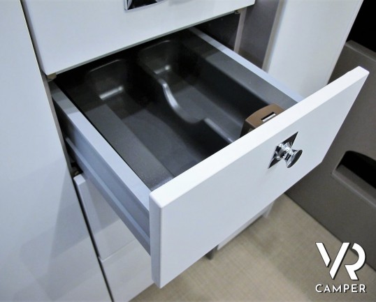 Burstner Eliseo C 540 - camper furgonato nuovo con letto sul tetto, accessoriato con pacchetto Eliseo + Eliseo Select. Su Fiat Ducato