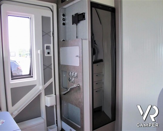 Burstner Lyseo TD 680 Privilège: camper nuovo semintegrale con letto basculante e garage per biciclette. Pacchetto Lyseo TD. Su Fiat Ducato 140 CV.