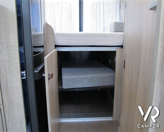 Font Vendôme Horizon 307: furgone camperizzato marchio Font Vendôme con letto matrimoniale posteriore, sospensioni ad aria, veranda, 2° batteria servizi, retrocamera.