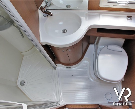 Arca 720 GLM - camper usato mansardato con letto matrimoniale posteriore, letto matrimoniale in mansarda e dinette a L convertibile in letto. Con garage.