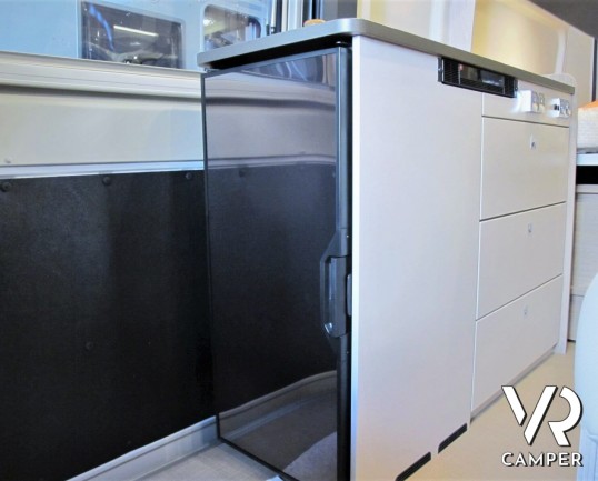 Burstner Campeo C 600: camper furgonato nuovo colore bianco, con letto sul tetto, accessoriato con pacchetto Campeo + Active. Su Fiat Ducato 140 CV.