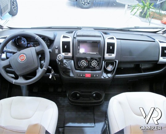 Burstner Eliseo C 540: camper furgonato nuovo con letto sul tetto, colore blu, accessoriato con pacchetto Eliseo + Eliseo Select. Su Fiat Ducato 140 CV.