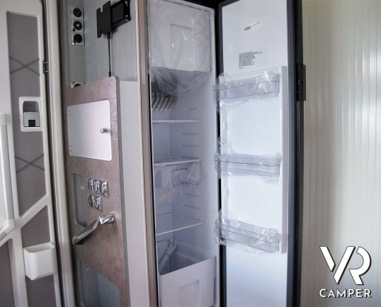 Burstner Lyseo TD 680 Privilège: camper nuovo semintegrale con letto basculante e garage per biciclette. Pacchetto Lyseo TD. Su Fiat Ducato 140 CV.