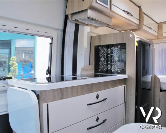 Font Vendôme Horizon 307: furgone camperizzato marchio Font Vendôme con letto matrimoniale posteriore, sospensioni ad aria, veranda, 2° batteria servizi, retrocamera.