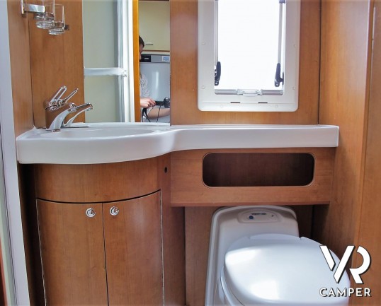 Arca 720 GLM - camper usato mansardato con letto matrimoniale posteriore, letto matrimoniale in mansarda e dinette a L convertibile in letto. Con garage.