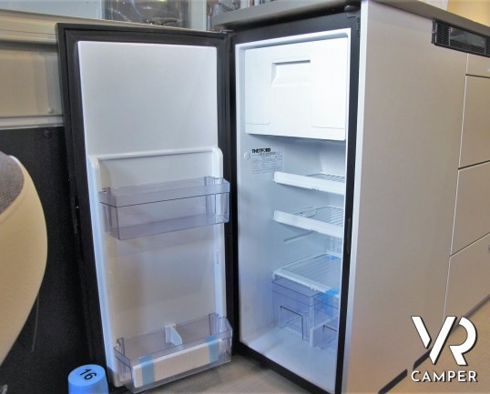 Burstner Campeo C 600: camper furgonato nuovo colore bianco, con letto sul tetto, accessoriato con pacchetto Campeo + Active. Su Fiat Ducato 140 CV.