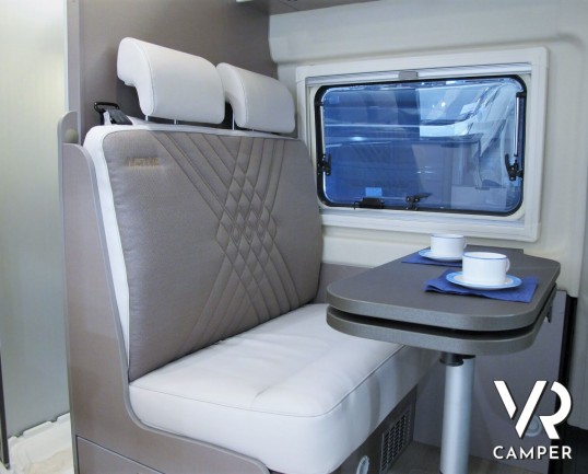 Burstner Eliseo C 540: camper furgonato nuovo con letto sul tetto, colore blu, accessoriato con pacchetto Eliseo + Eliseo Select. Su Fiat Ducato 140 CV.