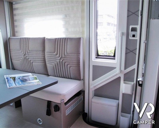 Burstner Lyseo TD 680 Privilège: camper nuovo semintegrale con letto basculante e garage per biciclette. Pacchetto Lyseo TD. Su Fiat Ducato 140 CV.