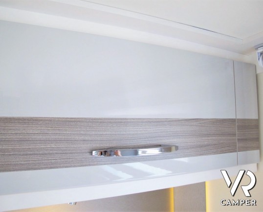 Burstner Travel Van 620: camper nuovo semintegrale con letti gemelli, accessoriato con Pacchetto Premium. Su Fiat Ducato 140 CV. In visione da Italia VR.