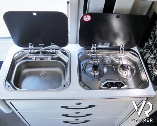 Font Vendôme Horizon 307: furgone camperizzato marchio Font Vendôme con letto matrimoniale posteriore, sospensioni ad aria, veranda, 2° batteria servizi, retrocamera.