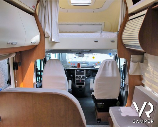 Arca 720 GLM - camper usato mansardato con letto matrimoniale posteriore, letto matrimoniale in mansarda e dinette a L convertibile in letto. Con garage.