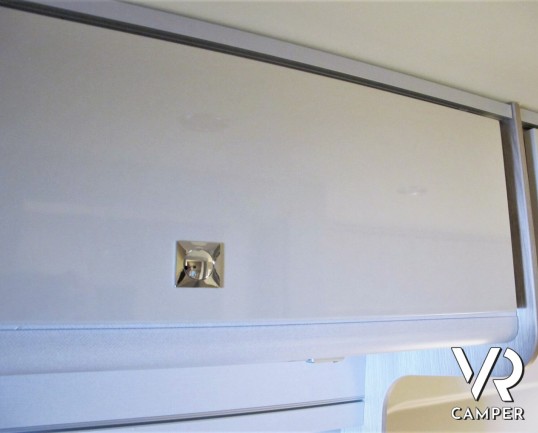 Burstner Campeo C 600: camper furgonato nuovo colore bianco, con letto sul tetto, accessoriato con pacchetto Campeo + Active. Su Fiat Ducato 140 CV.