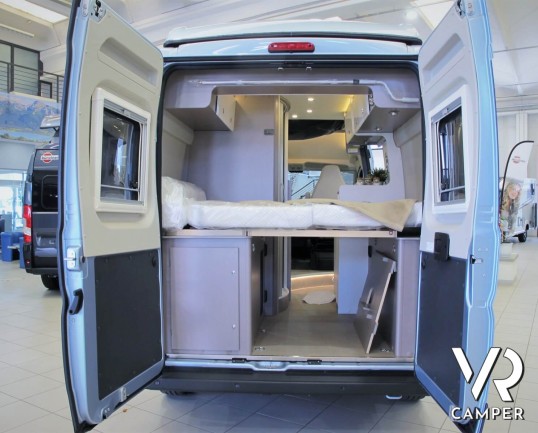 Burstner Eliseo C 540: camper furgonato nuovo con letto sul tetto, colore blu, accessoriato con pacchetto Eliseo + Eliseo Select. Su Fiat Ducato 140 CV.
