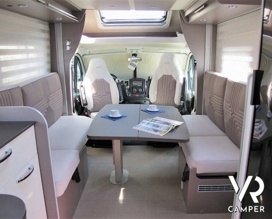 Burstner Lyseo TD 680 Privilège: camper nuovo semintegrale con letto basculante e garage per biciclette. Pacchetto Lyseo TD. Su Fiat Ducato 140 CV.