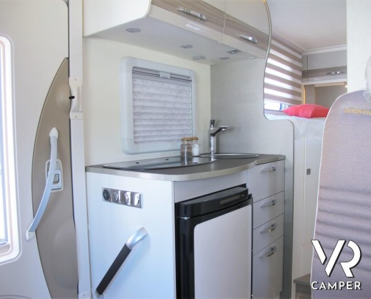 Burstner Travel Van 620: camper nuovo semintegrale con letti gemelli, accessoriato con Pacchetto Premium. Su Fiat Ducato 140 CV. In visione da Italia VR.