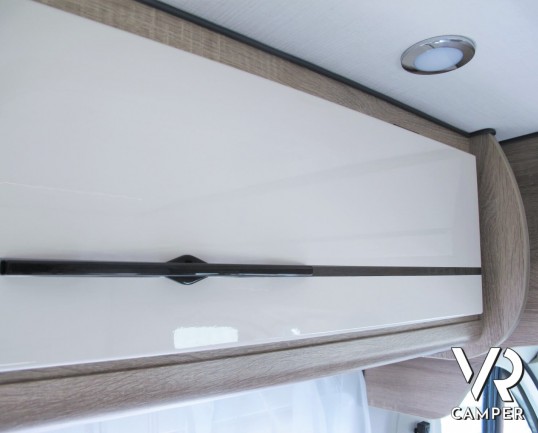 Font Vendôme Horizon 307: furgone camperizzato marchio Font Vendôme con letto matrimoniale posteriore, sospensioni ad aria, veranda, 2° batteria servizi, retrocamera.