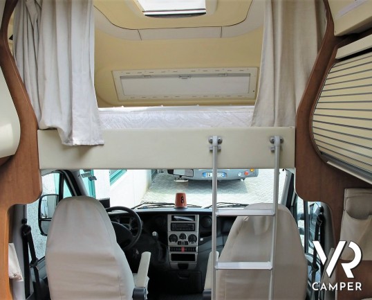Arca 720 GLM - camper usato mansardato con letto matrimoniale posteriore, letto matrimoniale in mansarda e dinette a L convertibile in letto. Con garage.