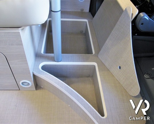 Burstner Campeo C 600: camper furgonato nuovo colore bianco, con letto sul tetto, accessoriato con pacchetto Campeo + Active. Su Fiat Ducato 140 CV.