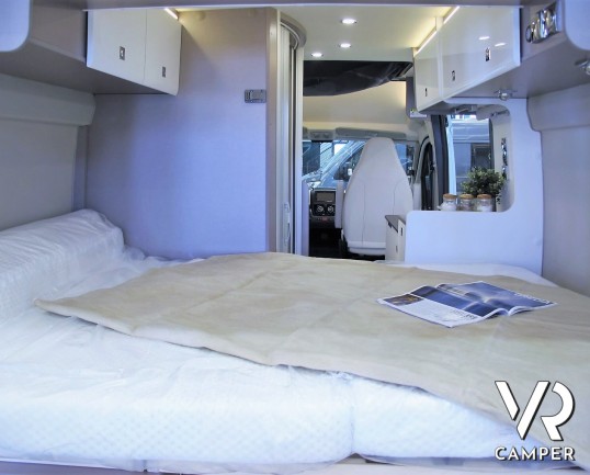 Burstner Eliseo C 540: camper furgonato nuovo con letto sul tetto, colore blu, accessoriato con pacchetto Eliseo + Eliseo Select. Su Fiat Ducato 140 CV.