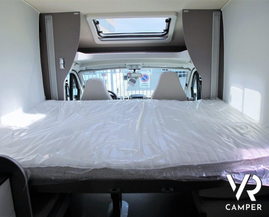 Burstner Lyseo TD 680 Privilège: camper nuovo semintegrale con letto basculante e garage per biciclette. Pacchetto Lyseo TD. Su Fiat Ducato 140 CV.