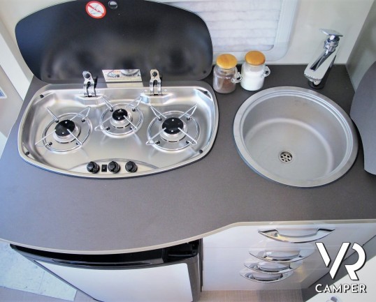 Burstner Travel Van 620: camper nuovo semintegrale con letti gemelli, accessoriato con Pacchetto Premium. Su Fiat Ducato 140 CV. In visione da Italia VR.