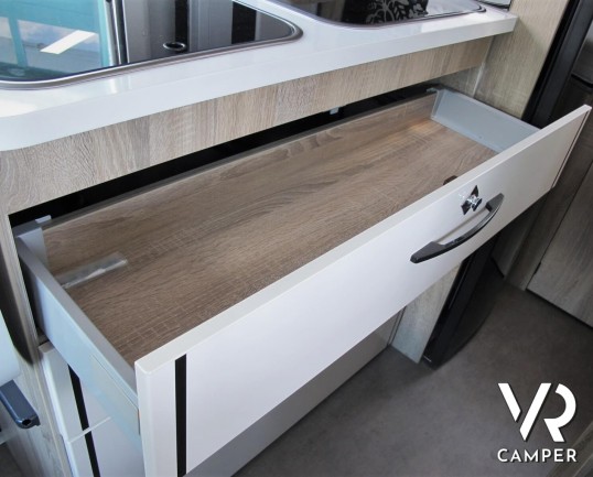 Font Vendôme Horizon 307: furgone camperizzato marchio Font Vendôme con letto matrimoniale posteriore, sospensioni ad aria, veranda, 2° batteria servizi, retrocamera.