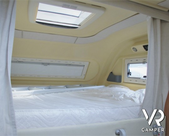 Arca 720 GLM - camper usato mansardato con letto matrimoniale posteriore, letto matrimoniale in mansarda e dinette a L convertibile in letto. Con garage.