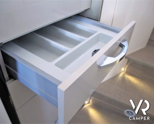 Burstner Travel Van 620: camper nuovo semintegrale con letti gemelli, accessoriato con Pacchetto Premium. Su Fiat Ducato 140 CV. In visione da Italia VR.