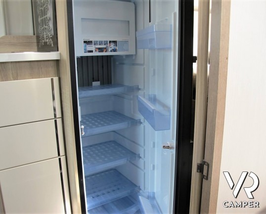 Font Vendôme Horizon 307: furgone camperizzato marchio Font Vendôme con letto matrimoniale posteriore, sospensioni ad aria, veranda, 2° batteria servizi, retrocamera.