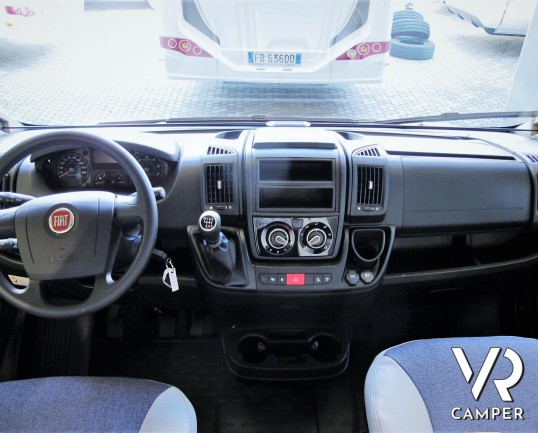 Burstner Campeo C 600: camper furgonato nuovo colore bianco, con letto sul tetto, accessoriato con pacchetto Campeo + Active. Su Fiat Ducato 140 CV.