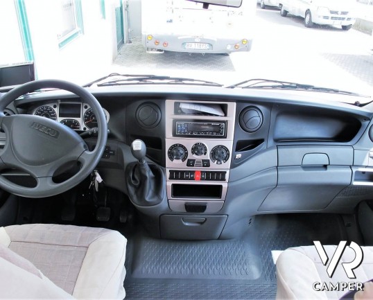 Arca 720 GLM - camper usato mansardato con letto matrimoniale posteriore, letto matrimoniale in mansarda e dinette a L convertibile in letto. Con garage.