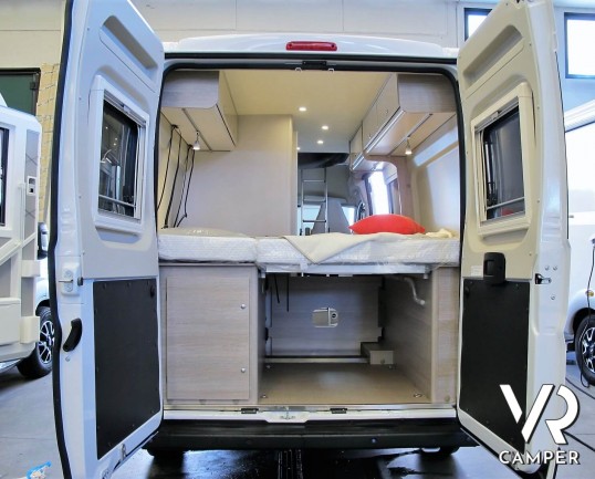 Burstner Campeo C 600: camper furgonato nuovo colore bianco, con letto sul tetto, accessoriato con pacchetto Campeo + Active. Su Fiat Ducato 140 CV.