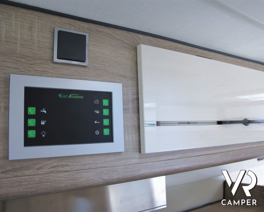 Font Vendôme Horizon 307: furgone camperizzato marchio Font Vendôme con letto matrimoniale posteriore, sospensioni ad aria, veranda, 2° batteria servizi, retrocamera.