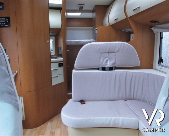 Arca 720 GLM - camper usato mansardato con letto matrimoniale posteriore, letto matrimoniale in mansarda e dinette a L convertibile in letto. Con garage.