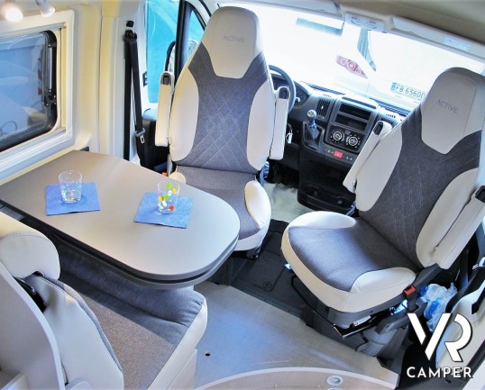 Burstner Campeo C 600: camper furgonato nuovo colore bianco, con letto sul tetto, accessoriato con pacchetto Campeo + Active. Su Fiat Ducato 140 CV.