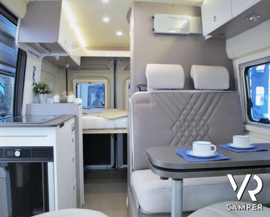 Burstner Eliseo C 540: camper furgonato nuovo con letto sul tetto, colore blu, accessoriato con pacchetto Eliseo + Eliseo Select. Su Fiat Ducato 140 CV.