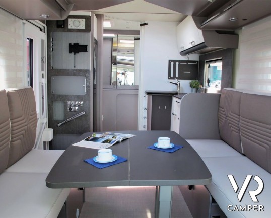 Burstner Lyseo TD 680 Privilège: camper nuovo semintegrale con letto basculante e garage per biciclette. Pacchetto Lyseo TD. Su Fiat Ducato 140 CV.