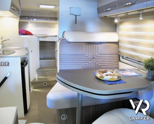 Burstner Travel Van 620: camper nuovo semintegrale con letti gemelli, accessoriato con Pacchetto Premium. Su Fiat Ducato 140 CV. In visione da Italia VR.