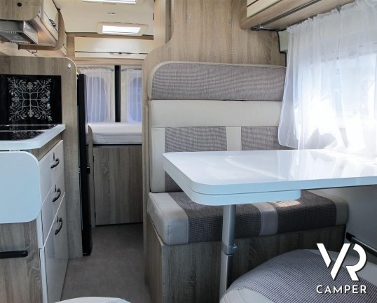 Font Vendôme Horizon 307: furgone camperizzato marchio Font Vendôme con letto matrimoniale posteriore, sospensioni ad aria, veranda, 2° batteria servizi, retrocamera.