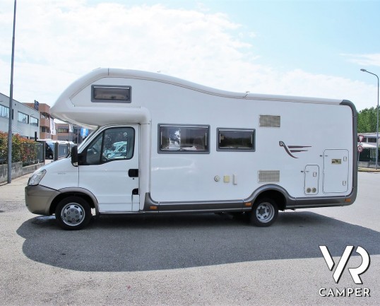 Arca 720 GLM - camper usato mansardato con letto matrimoniale posteriore, letto matrimoniale in mansarda e dinette a L convertibile in letto. Con garage.