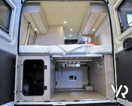 Burstner Campeo C 600: camper furgonato nuovo colore bianco, con letto sul tetto, accessoriato con pacchetto Campeo + Active. Su Fiat Ducato 140 CV.