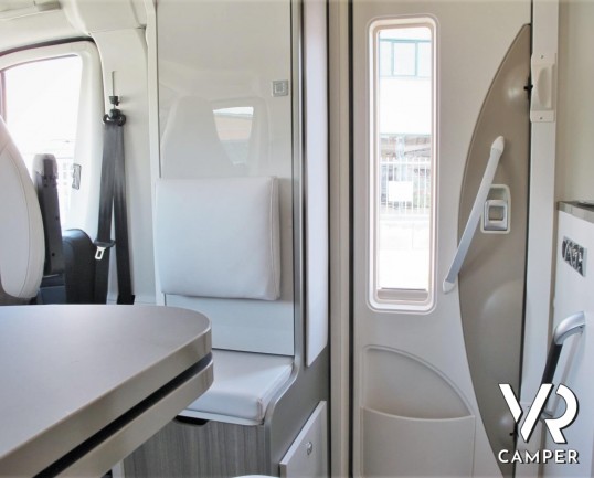 Burstner Travel Van 620: camper nuovo semintegrale con letti gemelli, accessoriato con Pacchetto Premium. Su Fiat Ducato 140 CV. In visione da Italia VR.