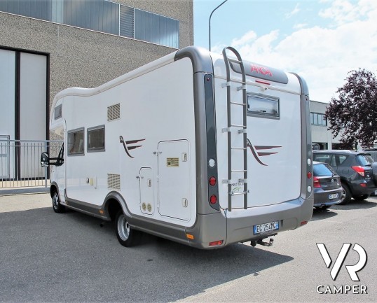 Arca 720 GLM - camper usato mansardato con letto matrimoniale posteriore, letto matrimoniale in mansarda e dinette a L convertibile in letto. Con garage.