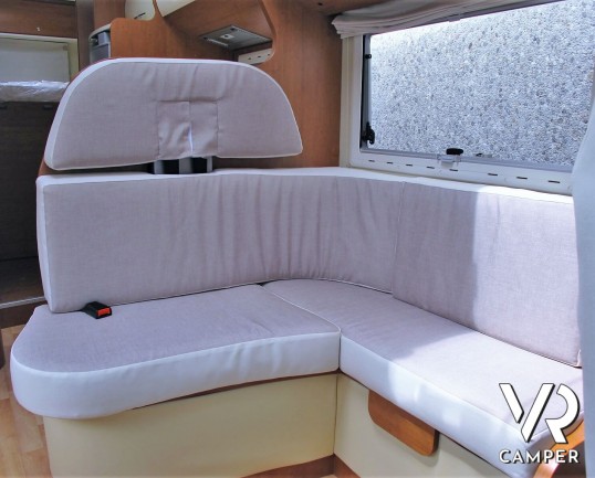 Arca 720 GLM - camper usato mansardato con letto matrimoniale posteriore, letto matrimoniale in mansarda e dinette a L convertibile in letto. Con garage.
