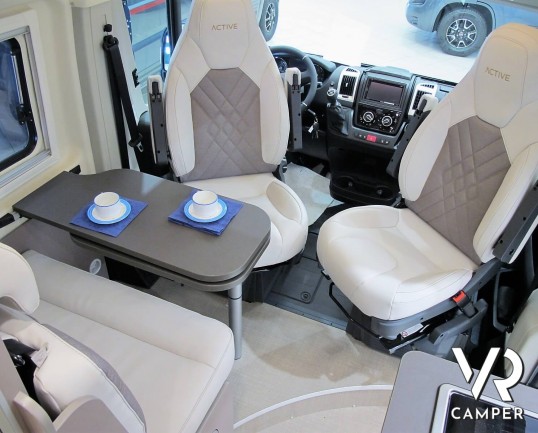 Burstner Eliseo C 540: camper furgonato nuovo con letto sul tetto, colore blu, accessoriato con pacchetto Eliseo + Eliseo Select. Su Fiat Ducato 140 CV.