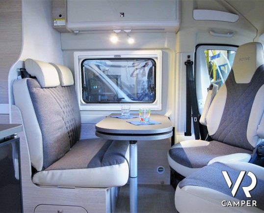 Burstner Campeo C 600: camper furgonato nuovo colore bianco, con letto sul tetto, accessoriato con pacchetto Campeo + Active. Su Fiat Ducato 140 CV.