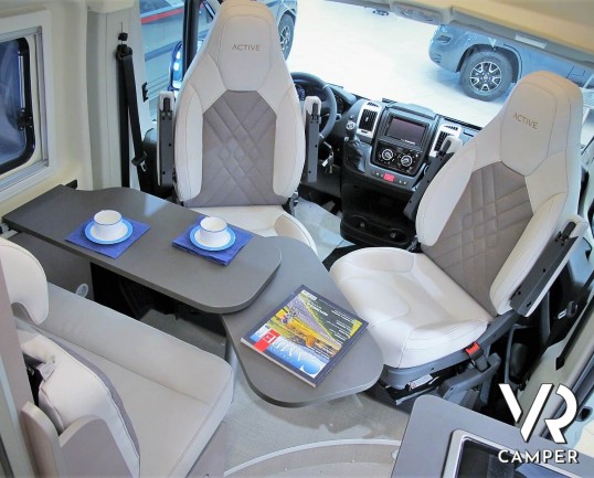Burstner Eliseo C 540: camper furgonato nuovo con letto sul tetto, colore blu, accessoriato con pacchetto Eliseo + Eliseo Select. Su Fiat Ducato 140 CV.